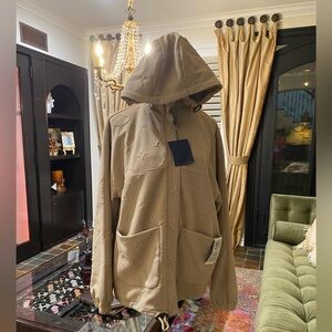 NWT-LV monogram zip up sweater size Large. Tan color.